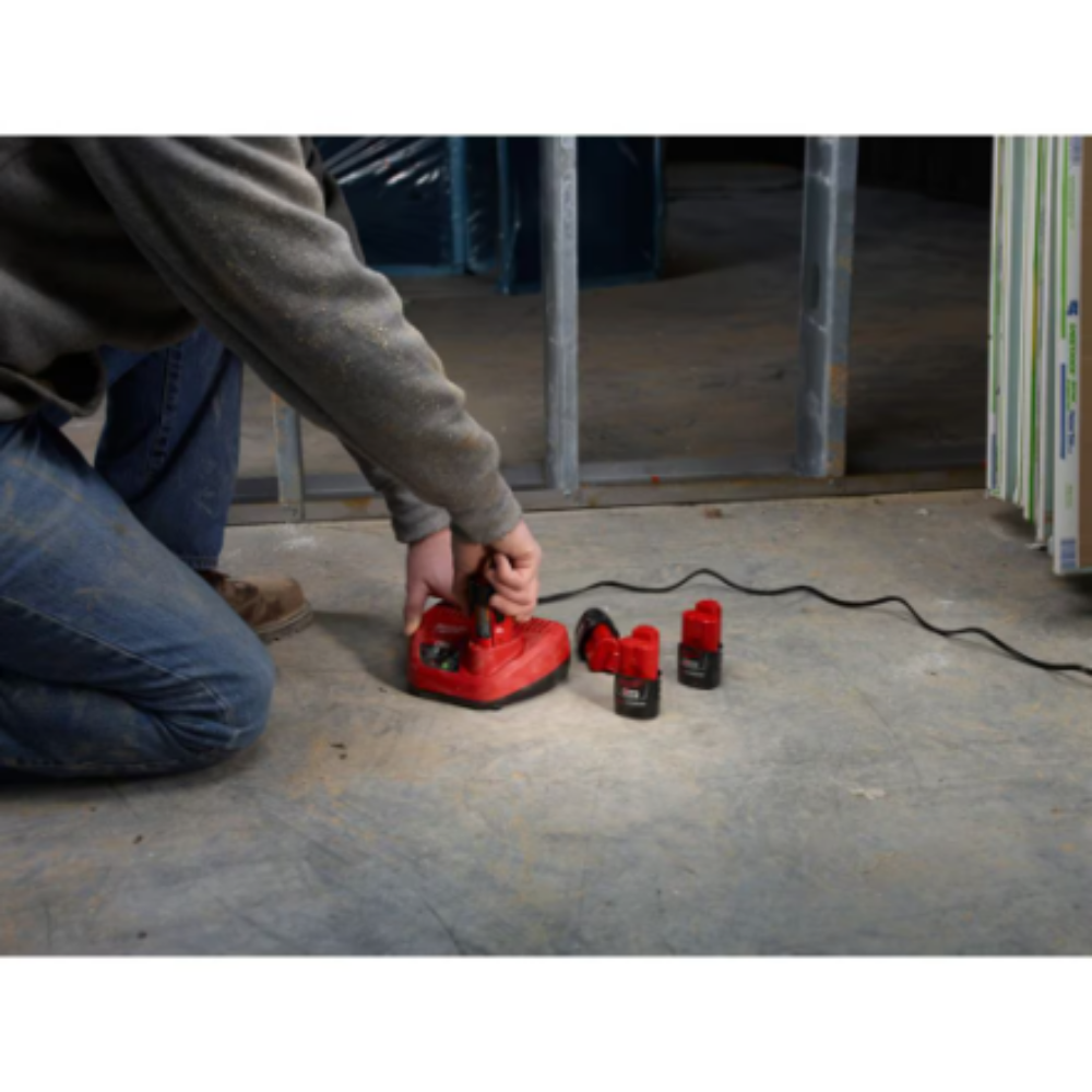 Milwaukee 2550-22 M12 12-Volt Lithium-Ion Cordless Rivet Tool Kit with (2) 1.5Ah Batteries and Charger