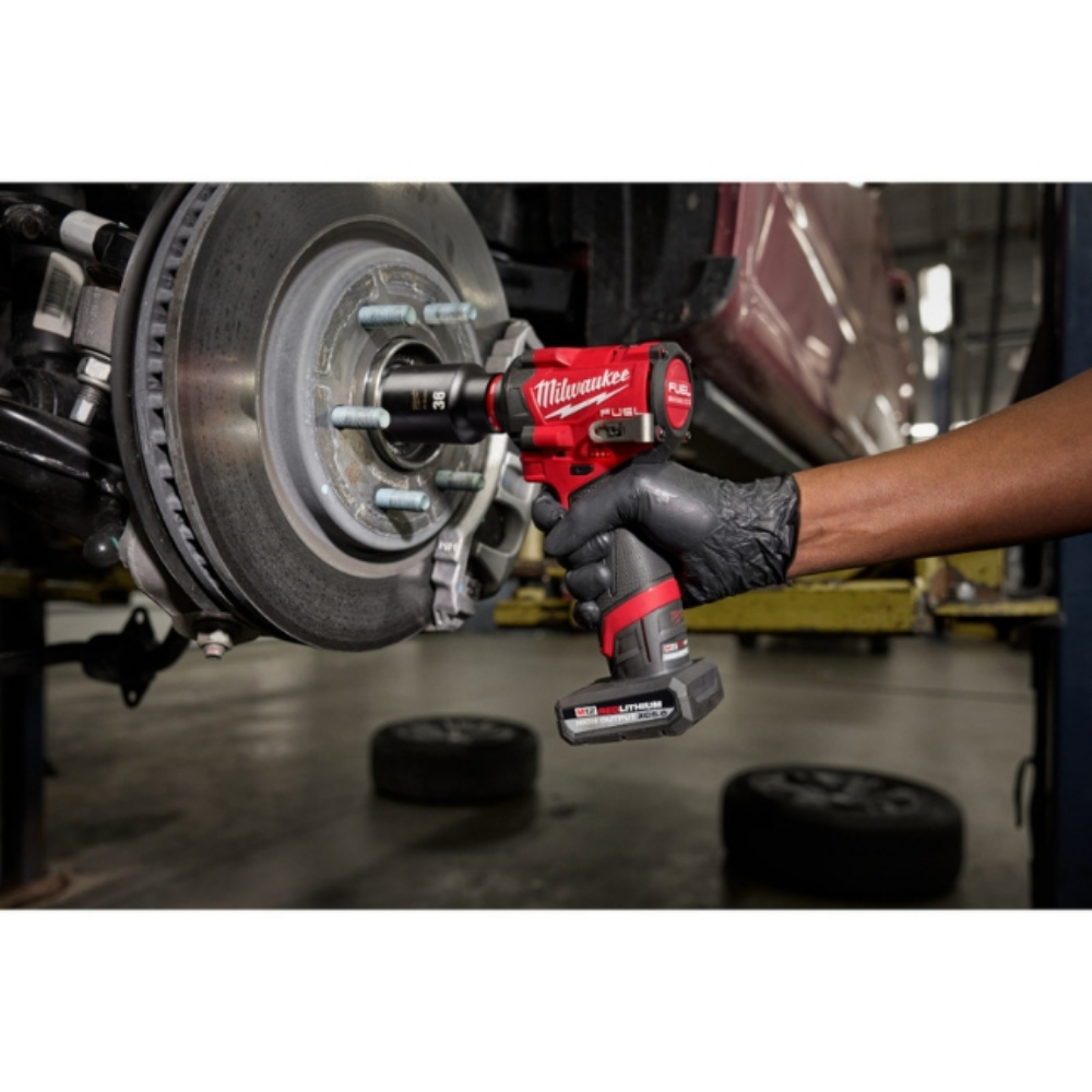 Milwaukee 2562-21 M12 FUEL Stubby 3/8" Impact Wrench Kit