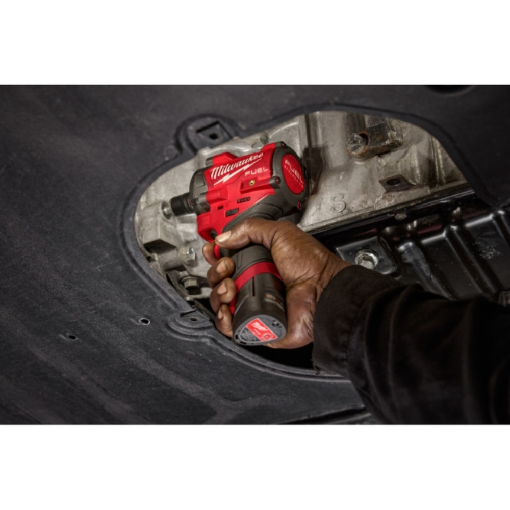 Milwaukee 2562-21 M12 FUEL Stubby 3/8" Impact Wrench Kit