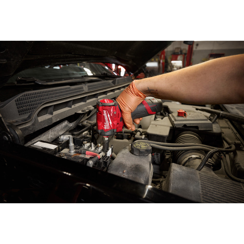 Milwaukee 2562-21 M12 FUEL Stubby 3/8" Impact Wrench Kit